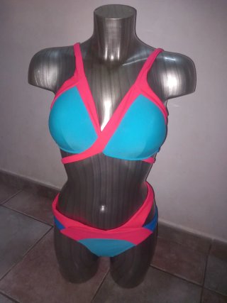 Bañador bikini azul y rosa y Maniquí