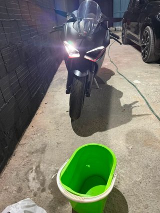 Ducati Panigale V2 Negra/Roja