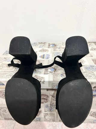 Tacones negros de plataforma con tira