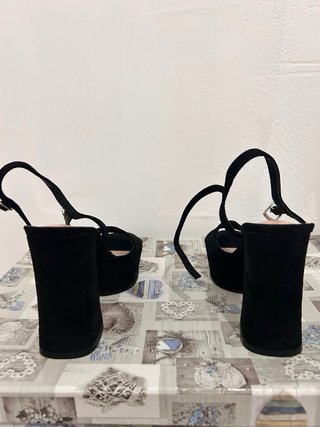 Tacones negros de plataforma con tira
