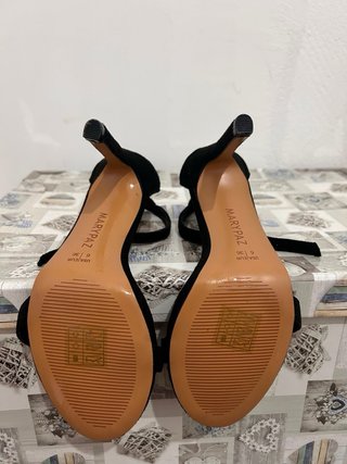 Tacones negros de plataforma con tira