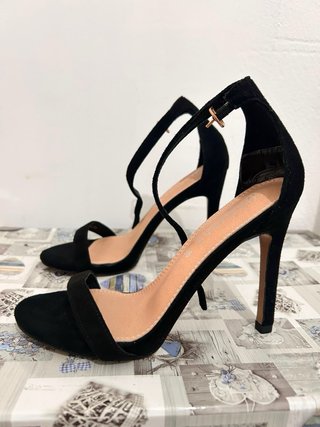 Tacones negros de plataforma con tira