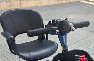 Silla de ruedas eléctrica azul