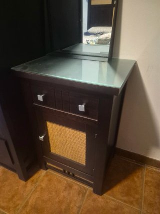Comodino in legno e vimini