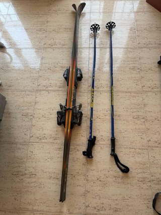 Dos pares de Esquís con bastones