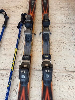 Dos pares de Esquís con bastones