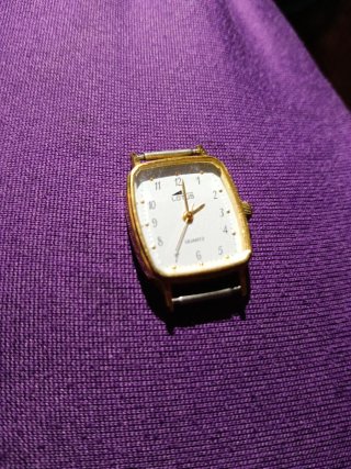 Reloj Lotus Dorado y Blanco