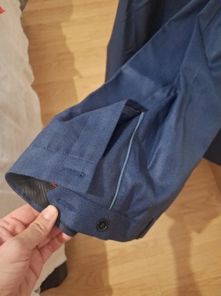 Traje azul de fábrica con botones