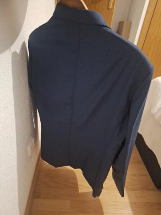 Traje azul de fábrica con botones