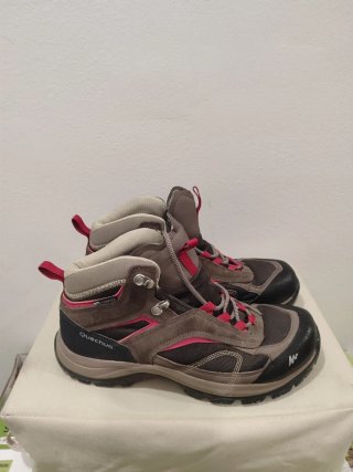 Botas de montaña Quechua marrones y rosas