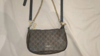 Bolso marrón con dos cadenas