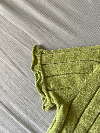 Top Zara verde canalé manga corta