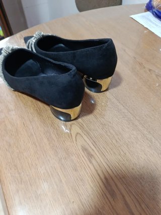 Blusa y pantalón negro con bordado dorado