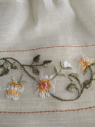 Bolsita de tela bordada flores