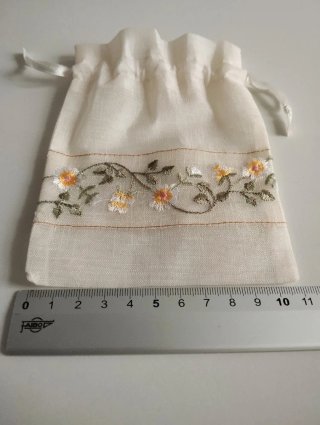 Bolsita de tela bordada flores