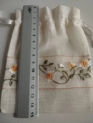 Bolsita de tela bordada flores