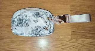 Riñonera blanca con estampado floral