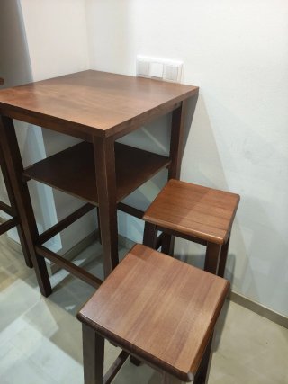 Mesa alta y 2 banquetas de madera
