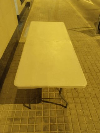 Mesa plegable beige de plástico