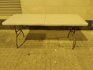 Mesa plegable beige de plástico
