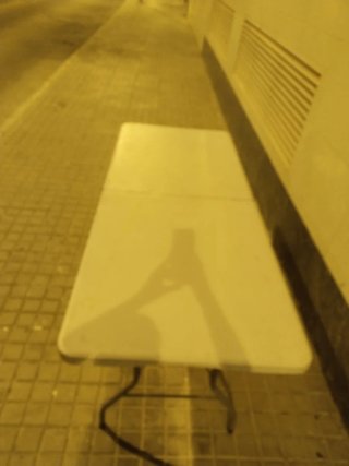 Mesa plegable beige de plástico