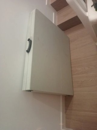 Mesa plegable beige de plástico