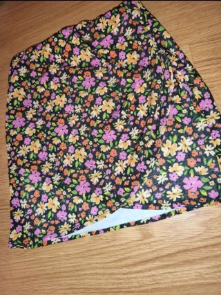 Minifalda floral negra multicolor