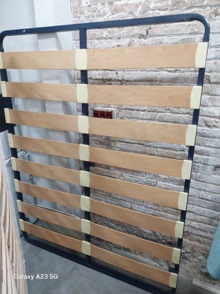 Base Cama Metálica con Láminas de Madera140×190