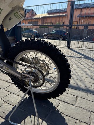 Husqvarna TC 85 Motocross Blanca y Amarilla