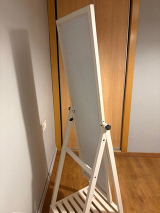 Espejo de pie blanco con balda