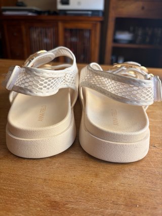 Sandalias Anna Field blancas con hebillas doradas