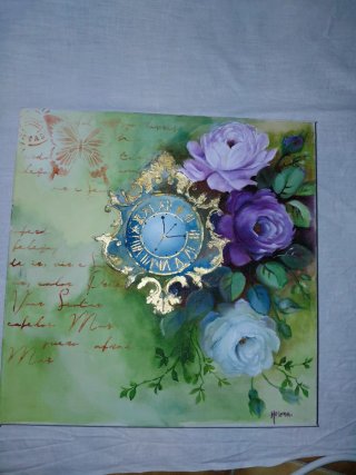 Quadro com relógio dourado e flores