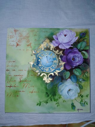 Quadro com relógio dourado e flores
