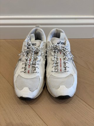 Zapatilla Asics Blanca y Plateada