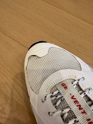 Zapatilla Asics Blanca y Plateada
