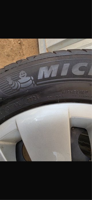 4 Llantas Mercedes con tapacubos