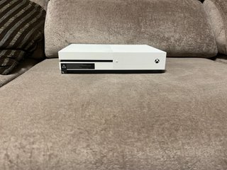 Xbox One Blanca, con 2 mandos.
