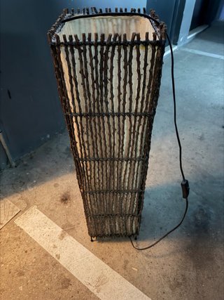 Lámpara de pie de mimbre y madera