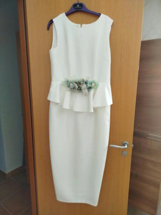 Vestido blanco con peplum y flores