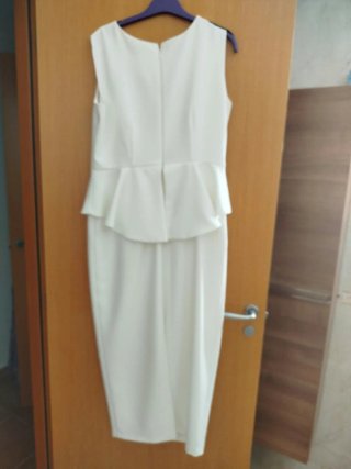 Vestido blanco con peplum y flores