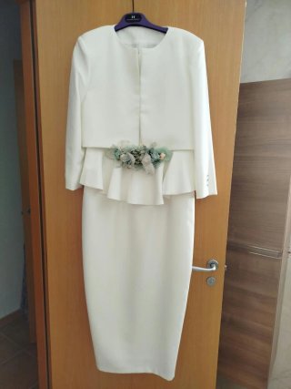 Vestido blanco con peplum y flores