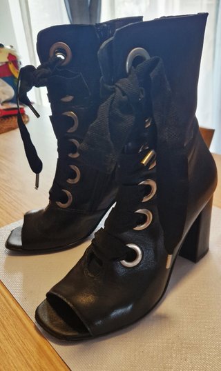 Stivaletti neri in pelle stile Dark