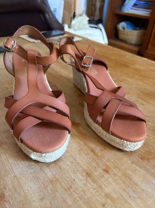Sandalias de piel marrón