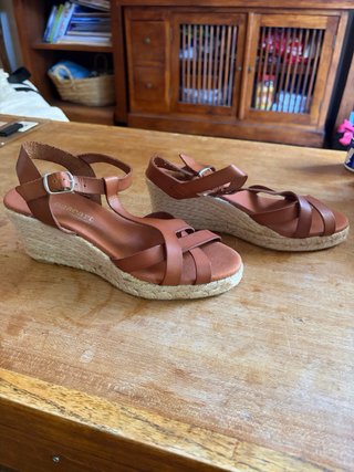 Sandalias de piel marrón