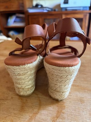 Sandalias de piel marrón