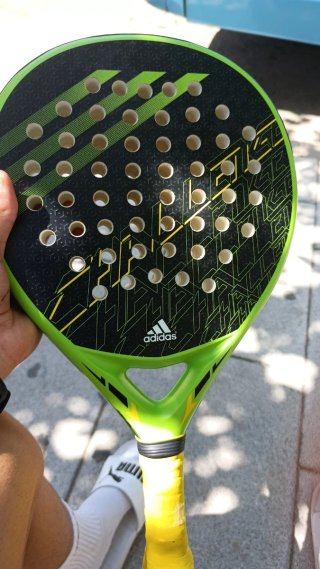 Pala de pádel Adidas verde y negra