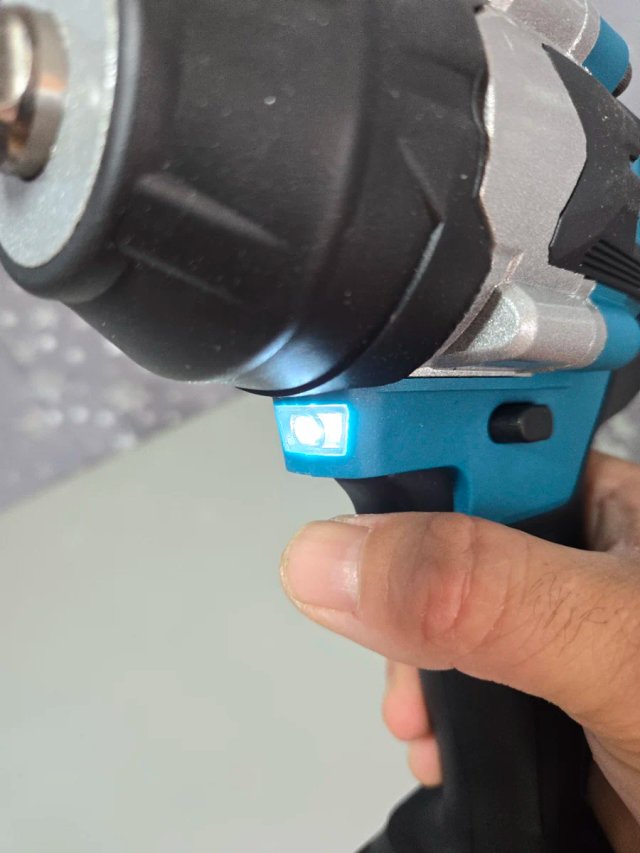 Llave de impacto tipo Makita 1000Nm + Batería 6.0A