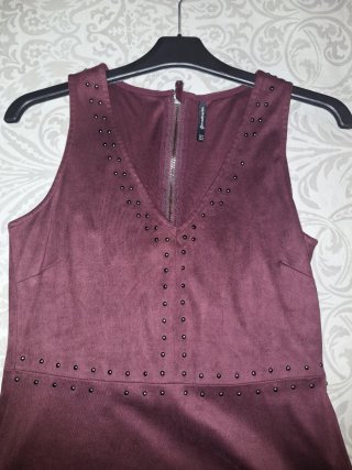 Vestido morado con tachuelas