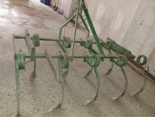 Tractor John Deere 1035 con fresa y cultivador