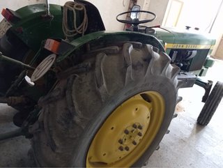 Tractor John Deere 1035 con fresa y cultivador